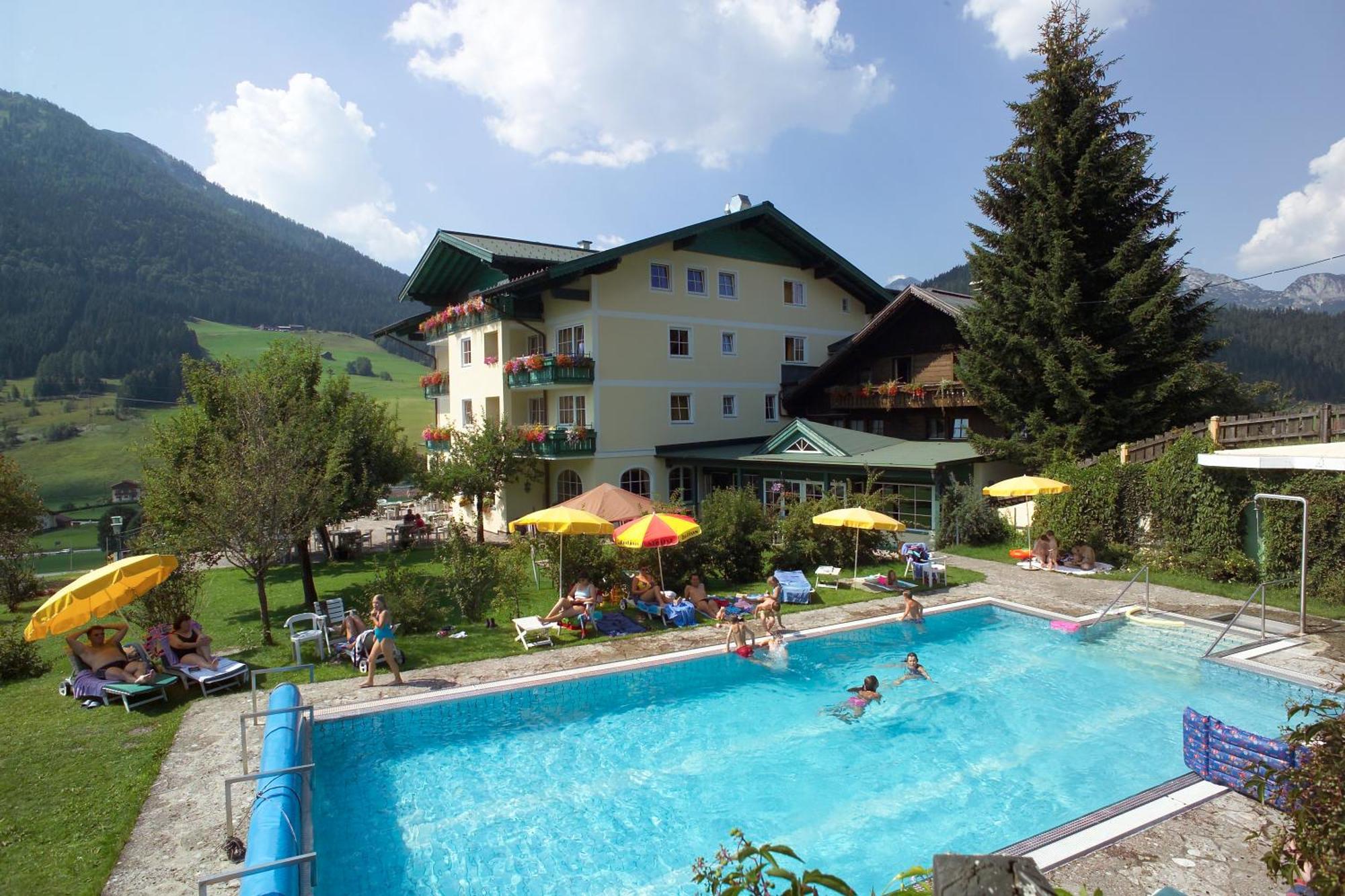 Wohlfuehlresort Und Feriengut Martinerhof Sankt Martin am Tennengebirge Esterno foto